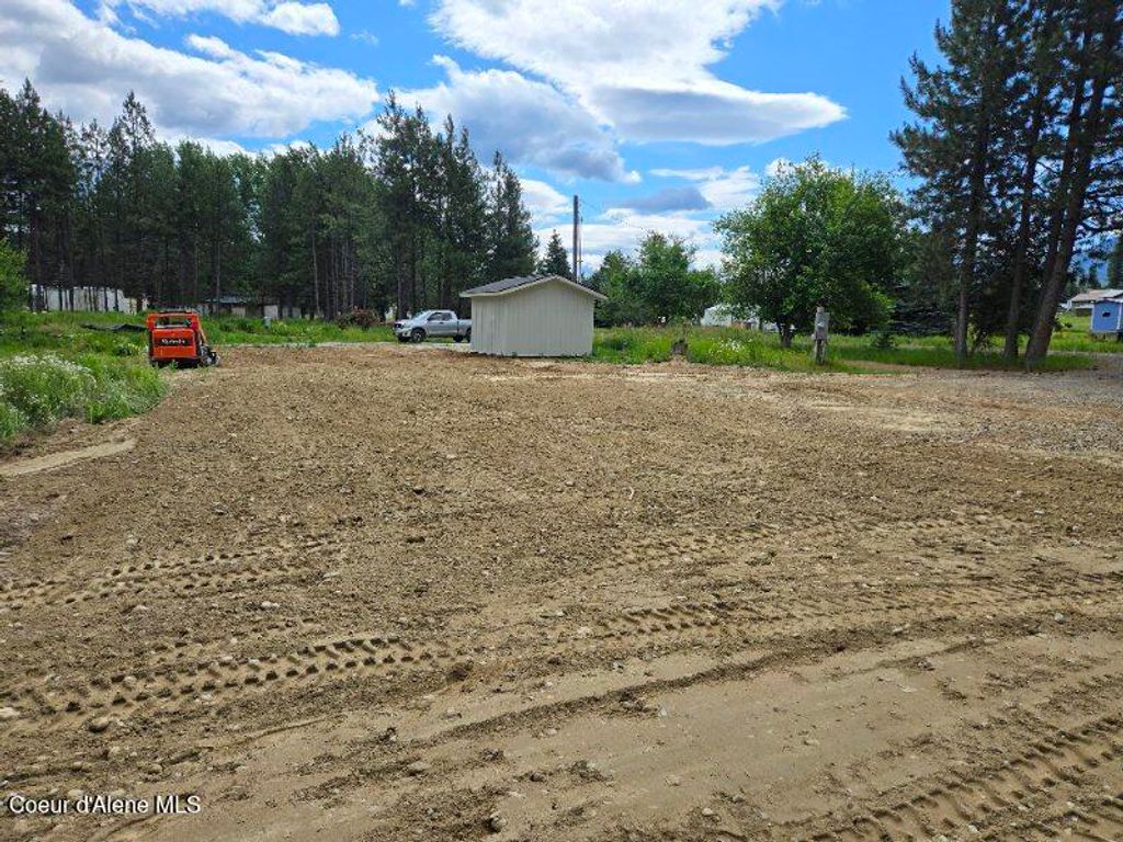 211 Davis Rd, Sagle, ID 83860