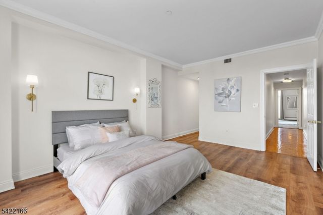 207 Shearwater Ct 66, Jersey City, NJ 07305