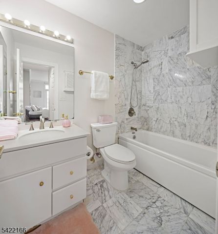 207 Shearwater Ct 66, Jersey City, NJ 07305
