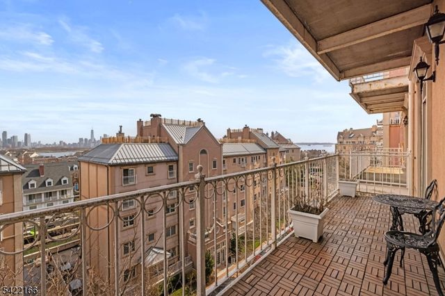 207 Shearwater Ct 66, Jersey City, NJ 07305