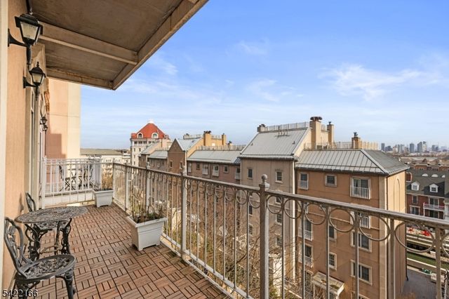 207 Shearwater Ct 66, Jersey City, NJ 07305