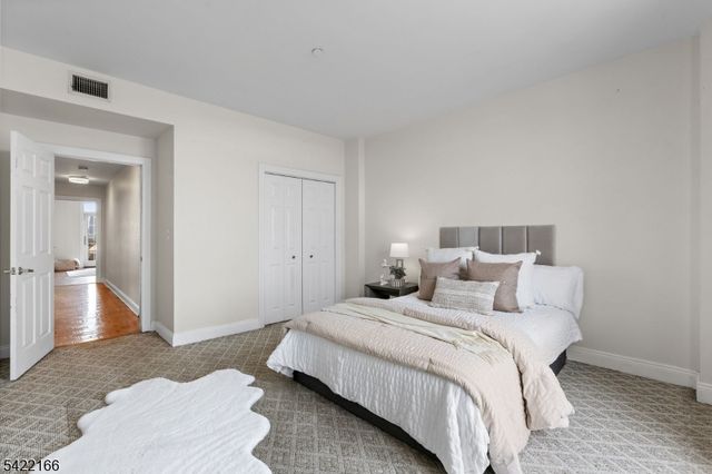 207 Shearwater Ct 66, Jersey City, NJ 07305