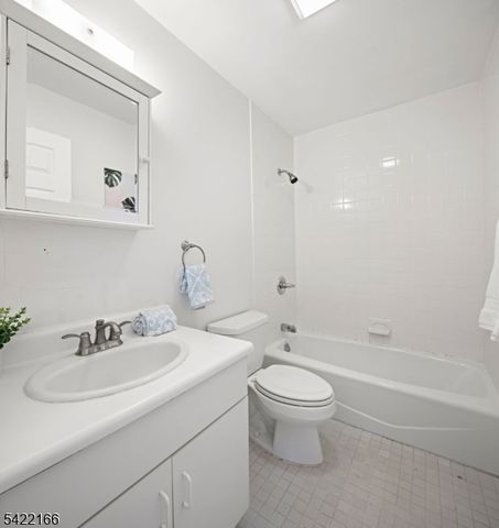 207 Shearwater Ct 66, Jersey City, NJ 07305
