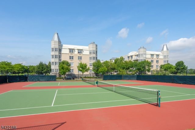 207 Shearwater Ct 66, Jersey City, NJ 07305