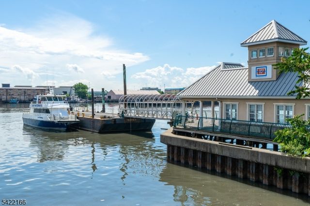 207 Shearwater Ct 66, Jersey City, NJ 07305