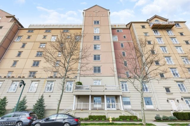 207 Shearwater Ct 66, Jersey City, NJ 07305