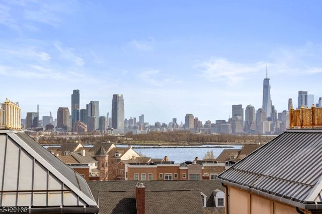 207 Shearwater Ct 66, Jersey City, NJ 07305