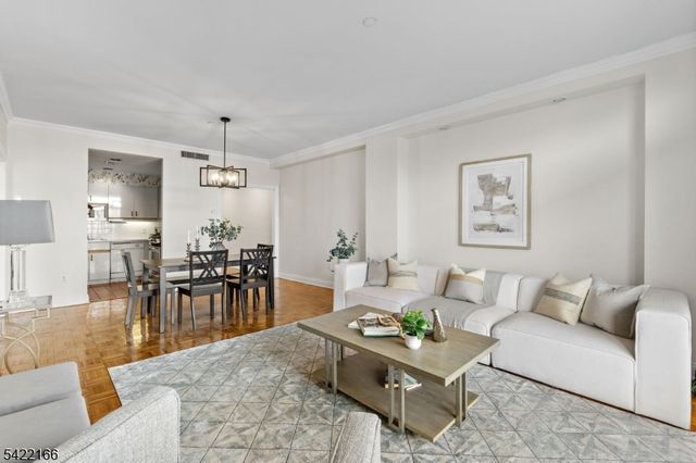 207 Shearwater Ct 66, Jersey City, NJ 07305