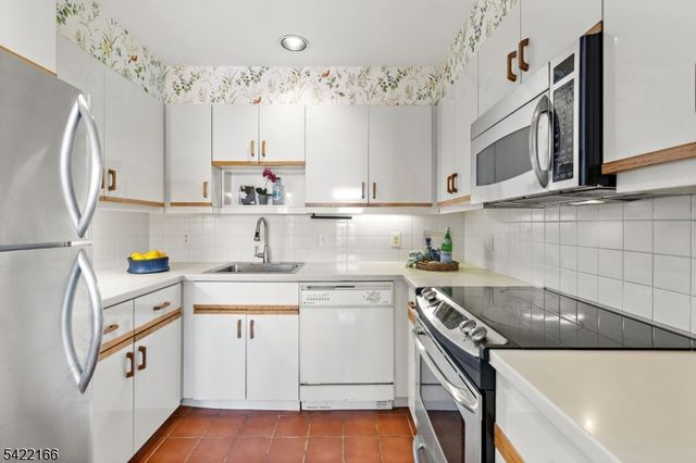 207 Shearwater Ct 66, Jersey City, NJ 07305
