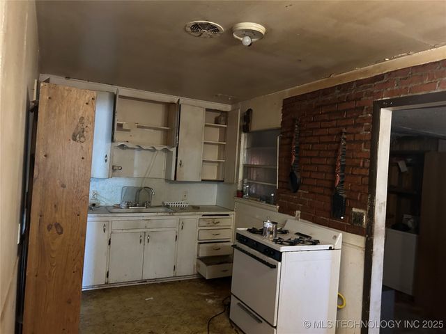 4948 N Saint Louis Avenue, Tulsa, OK 74126