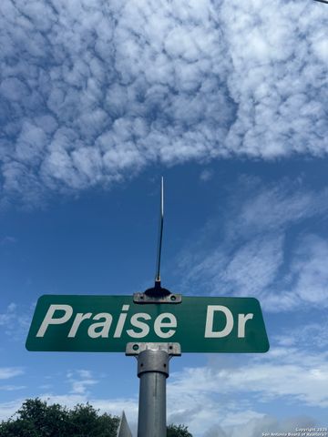 299 Praise DR, Poteet, TX 78065