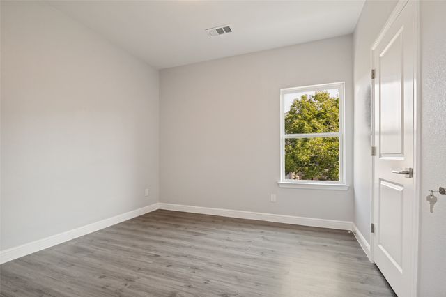 512 Phinney Avenue, Cockrell Hill, TX 75211
