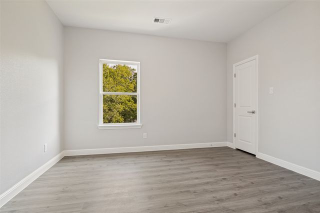 512 Phinney Avenue, Cockrell Hill, TX 75211