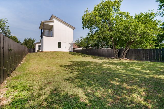 512 Phinney Avenue, Cockrell Hill, TX 75211