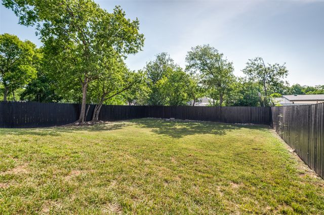 512 Phinney Avenue, Cockrell Hill, TX 75211