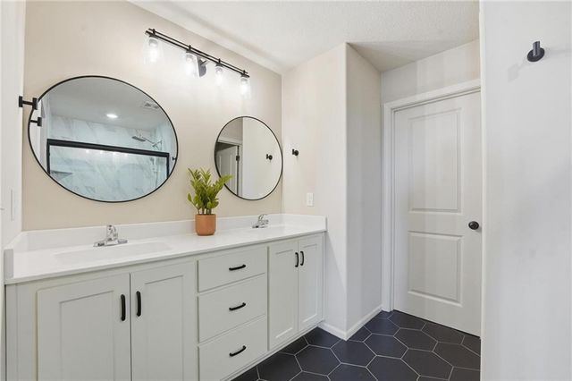 11827 N Manning Avenue, Kansas City, MO 64157