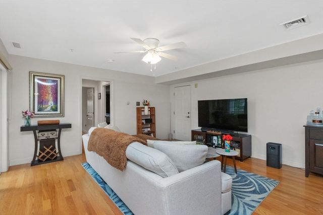 29 Spruce St 23, Waltham, MA 02453