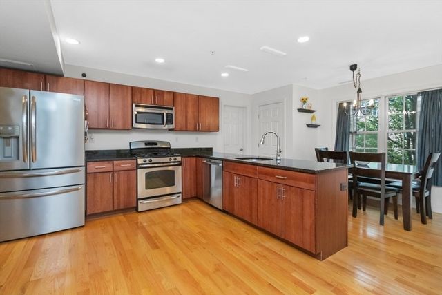 29 Spruce St 23, Waltham, MA 02453