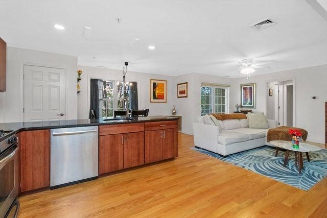 29 Spruce St 23, Waltham, MA 02453