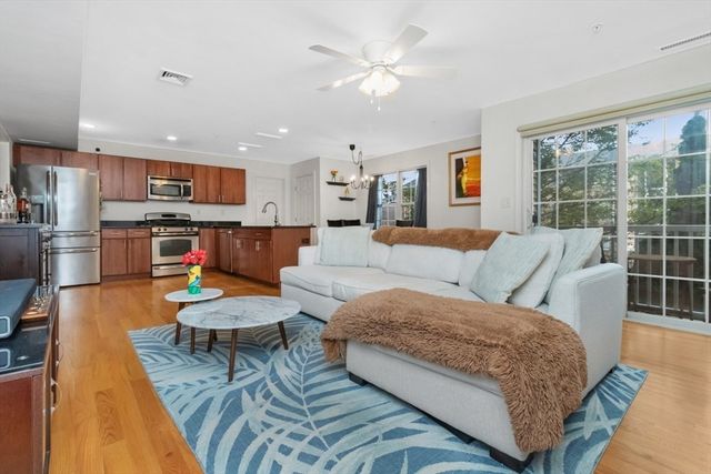 29 Spruce St 23, Waltham, MA 02453