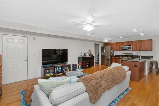 29 Spruce St 23, Waltham, MA 02453