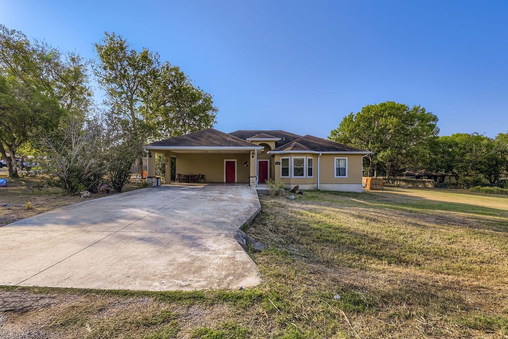 118 Santa Fe RDG, Seguin, TX 78155