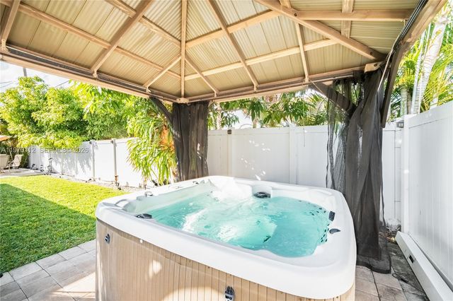 2121 NE 62nd St, Fort Lauderdale, FL 33308