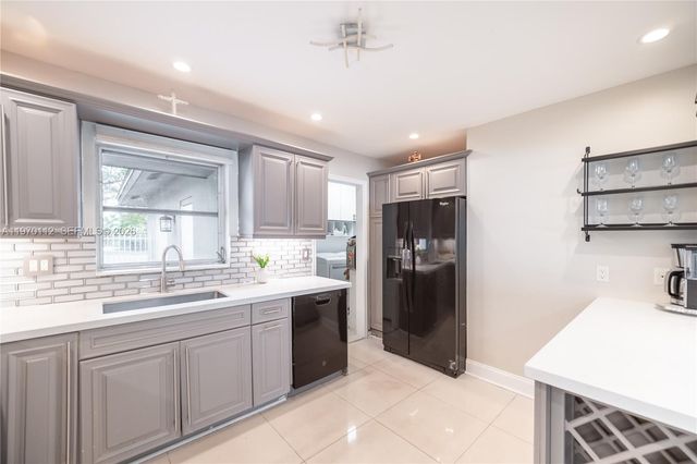 2121 NE 62nd St, Fort Lauderdale, FL 33308