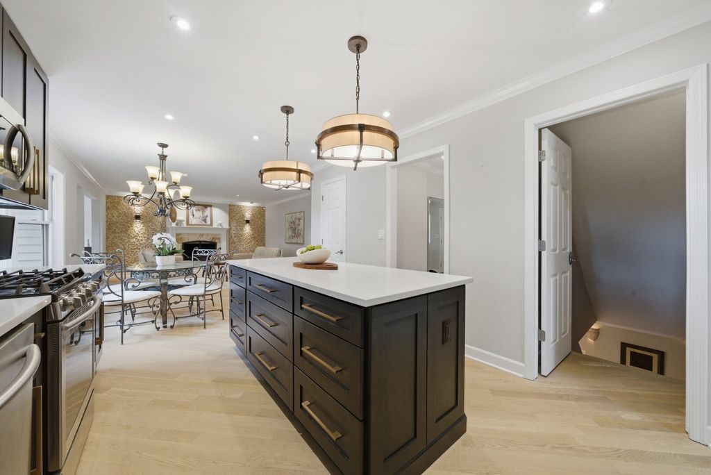 Image 11 of property listing at 877 N Dovington Drive, Hoffman Estates, IL 60169
