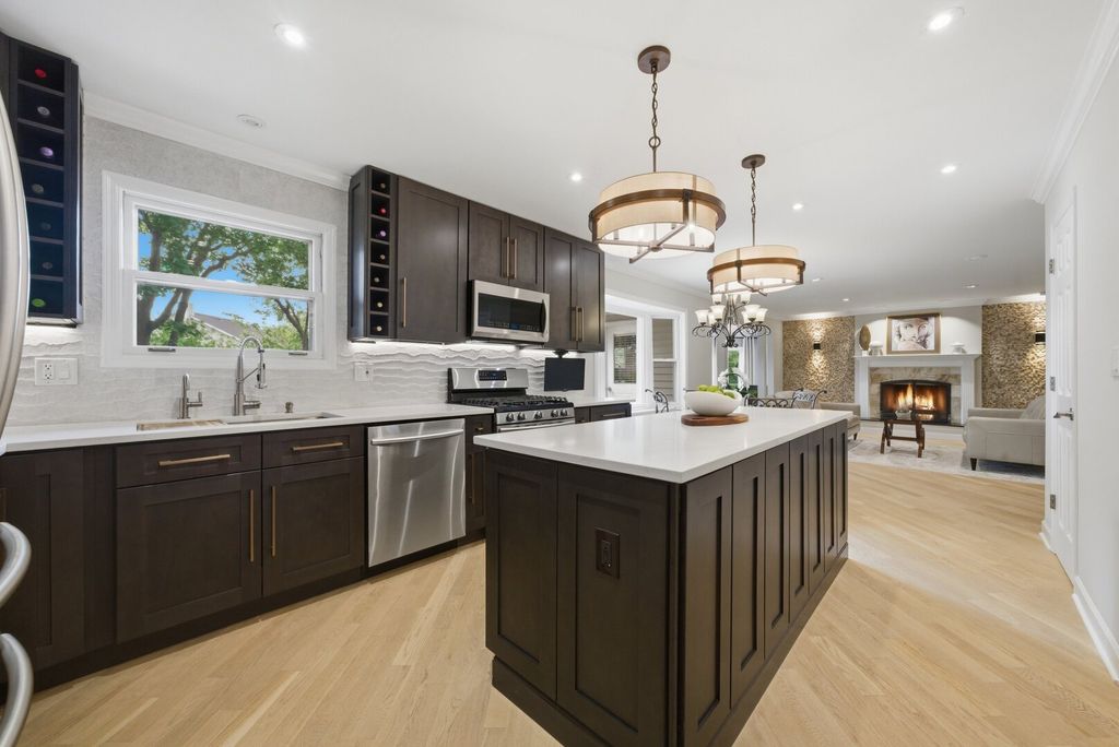 Image 12 of property listing at 877 N Dovington Drive, Hoffman Estates, IL 60169
