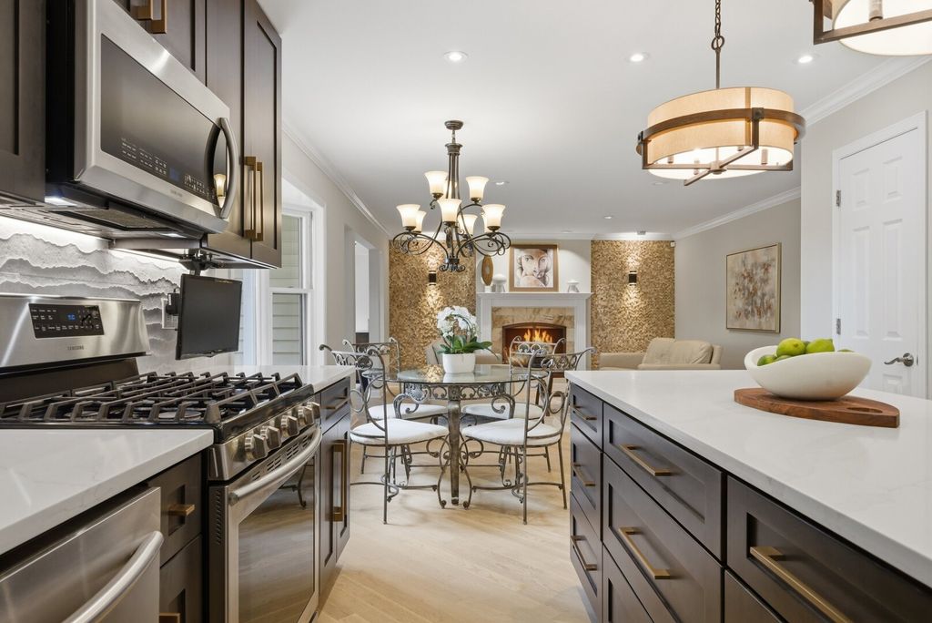 Image 13 of property listing at 877 N Dovington Drive, Hoffman Estates, IL 60169