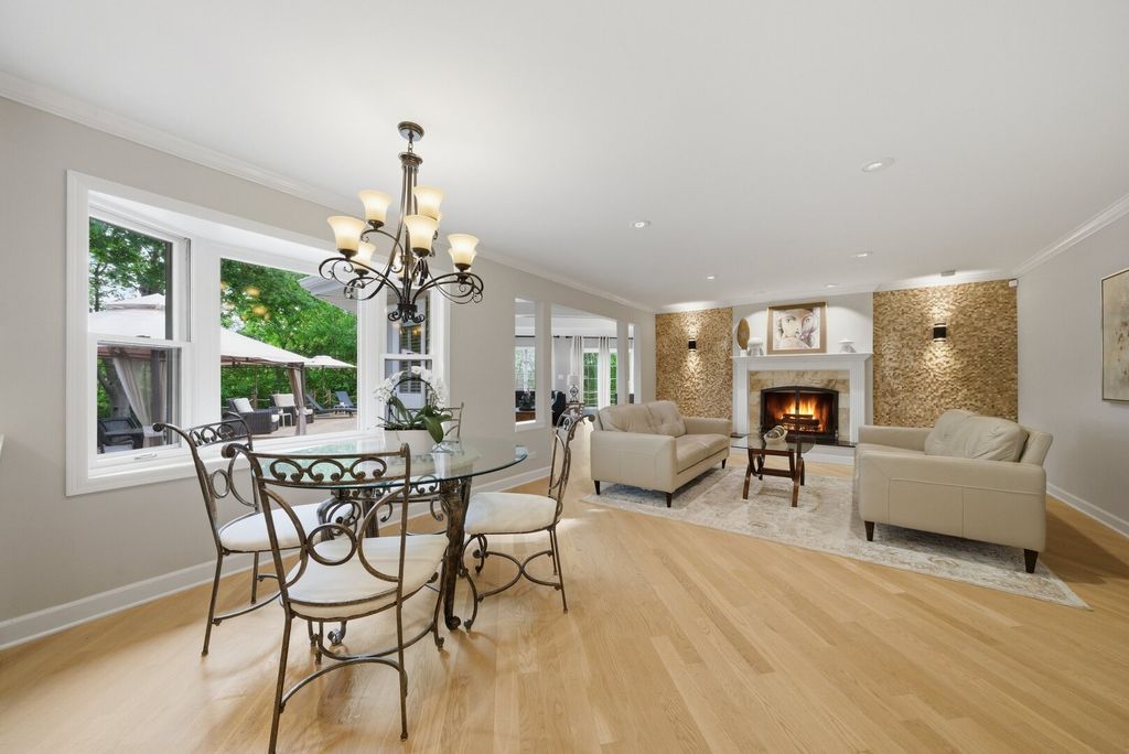Image 14 of property listing at 877 N Dovington Drive, Hoffman Estates, IL 60169