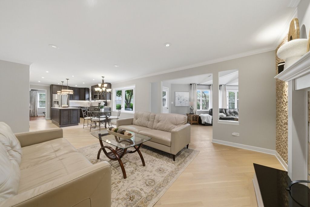 Image 15 of property listing at 877 N Dovington Drive, Hoffman Estates, IL 60169