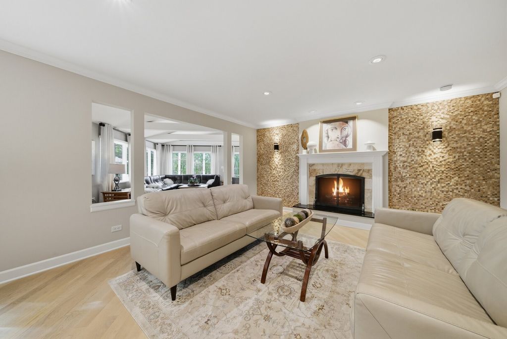 Image 16 of property listing at 877 N Dovington Drive, Hoffman Estates, IL 60169