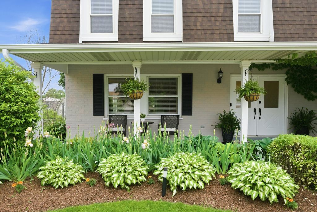 Image 3 of property listing at 877 N Dovington Drive, Hoffman Estates, IL 60169