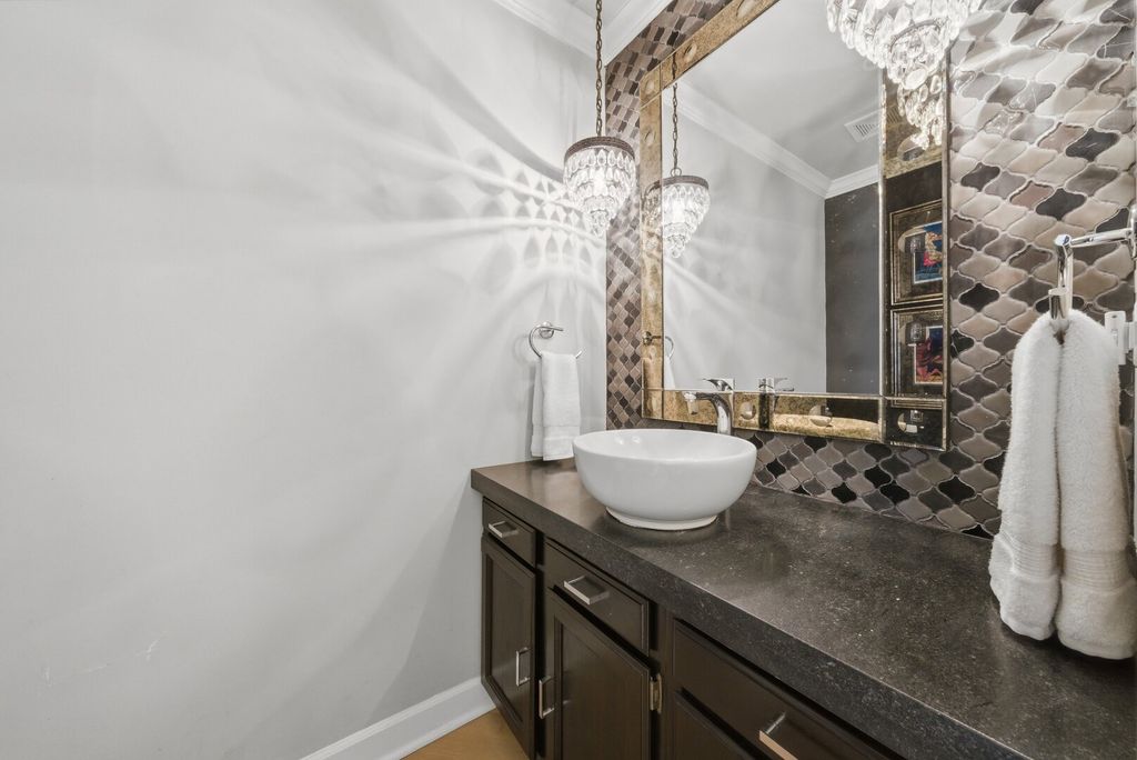 Image 21 of property listing at 877 N Dovington Drive, Hoffman Estates, IL 60169