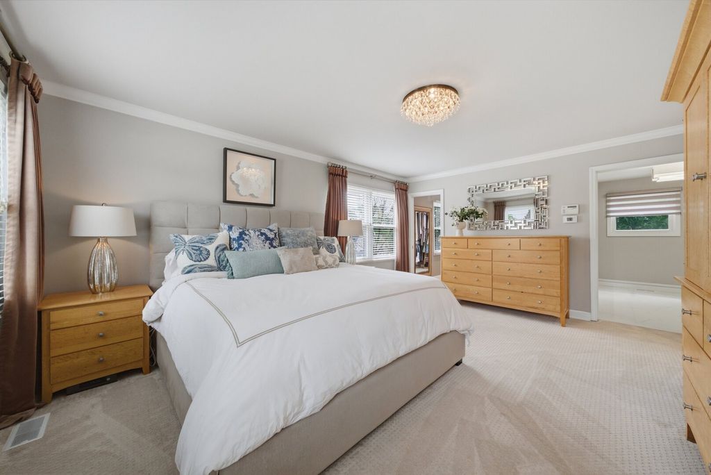 Image 23 of property listing at 877 N Dovington Drive, Hoffman Estates, IL 60169