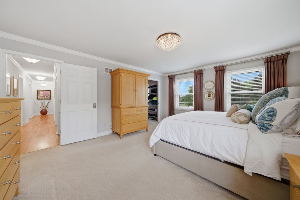 Image 24 of property listing at 877 N Dovington Drive, Hoffman Estates, IL 60169