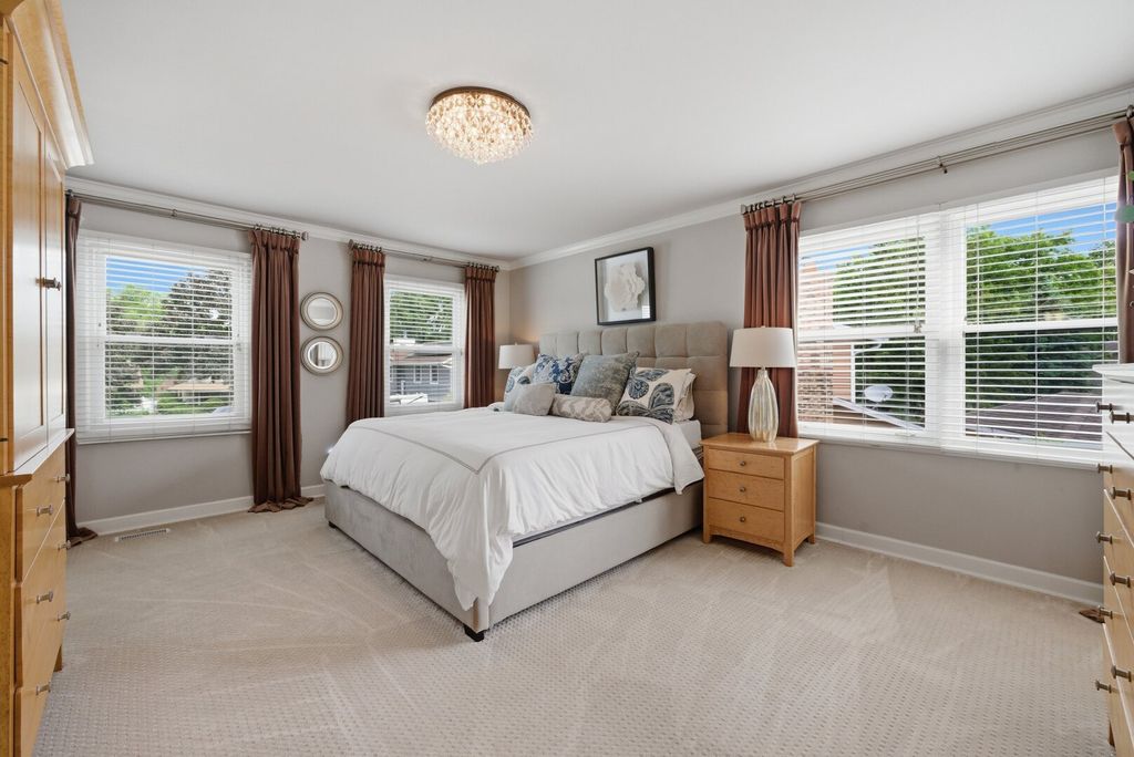 Image 25 of property listing at 877 N Dovington Drive, Hoffman Estates, IL 60169