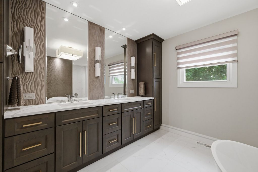 Image 28 of property listing at 877 N Dovington Drive, Hoffman Estates, IL 60169