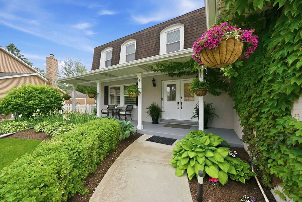 Image 4 of property listing at 877 N Dovington Drive, Hoffman Estates, IL 60169