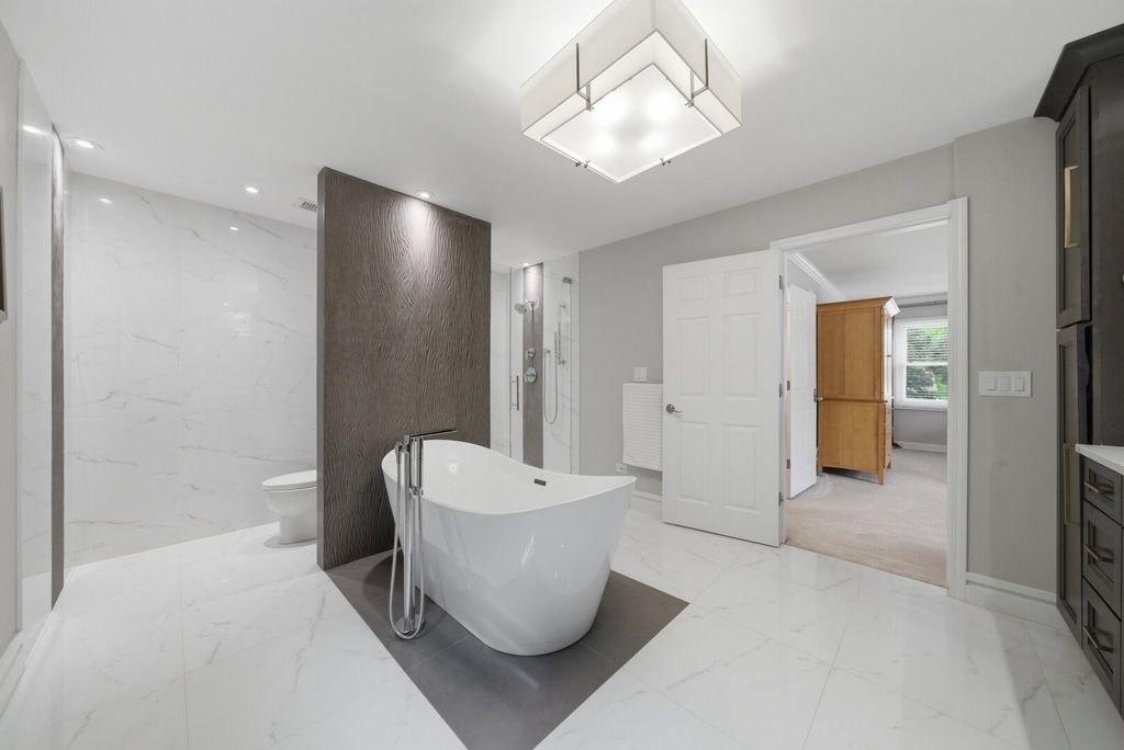 Image 31 of property listing at 877 N Dovington Drive, Hoffman Estates, IL 60169