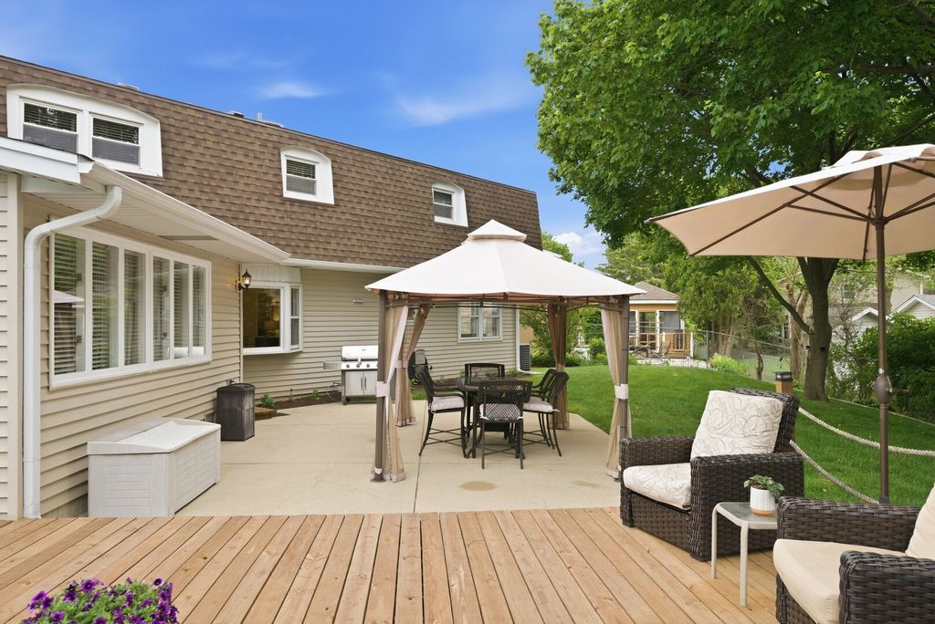 Image 35 of property listing at 877 N Dovington Drive, Hoffman Estates, IL 60169