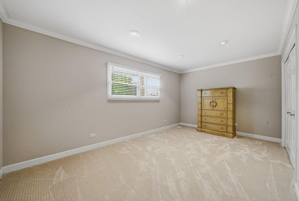Image 37 of property listing at 877 N Dovington Drive, Hoffman Estates, IL 60169
