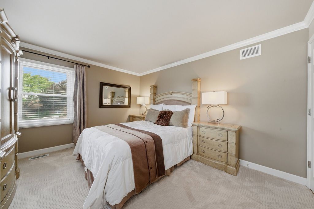 Image 40 of property listing at 877 N Dovington Drive, Hoffman Estates, IL 60169