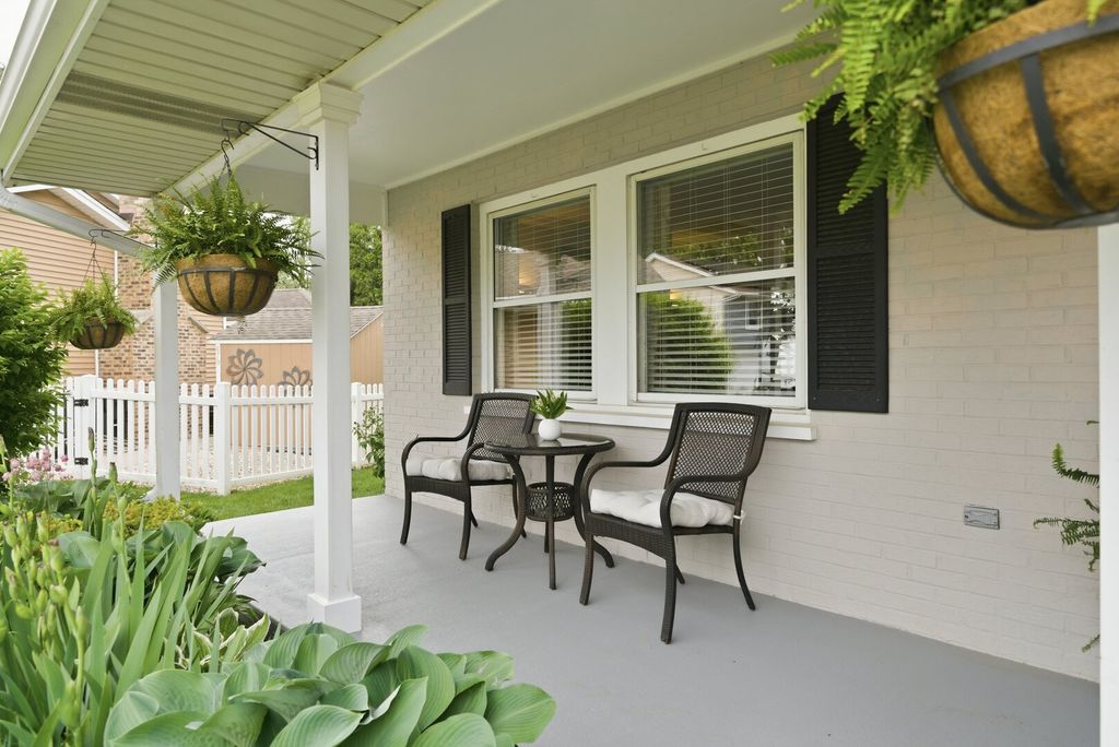 Image 5 of property listing at 877 N Dovington Drive, Hoffman Estates, IL 60169