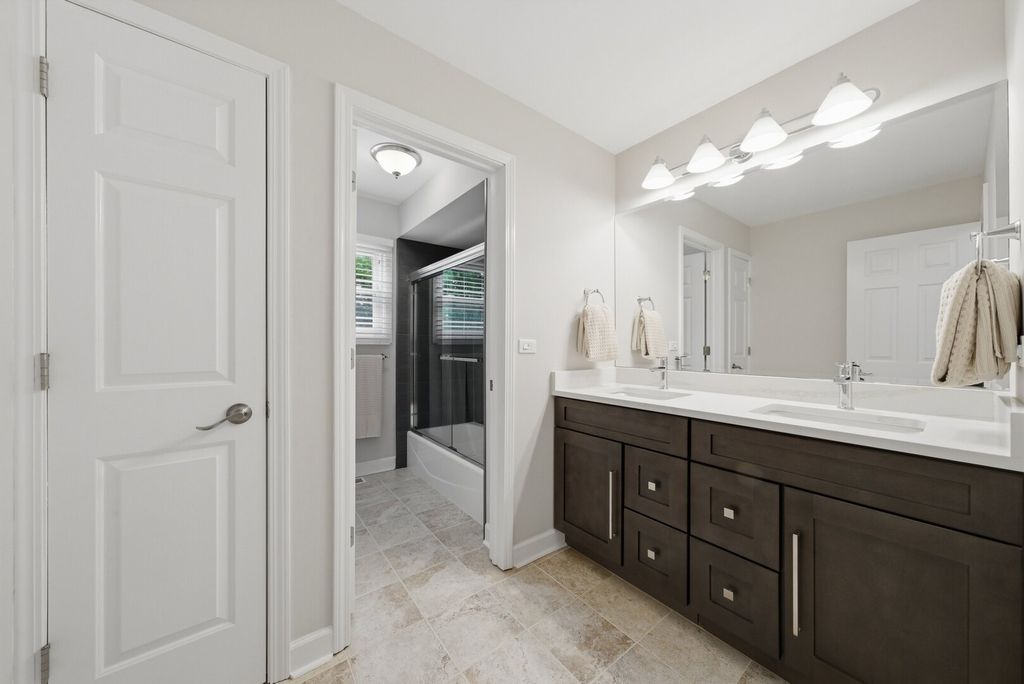 Image 41 of property listing at 877 N Dovington Drive, Hoffman Estates, IL 60169