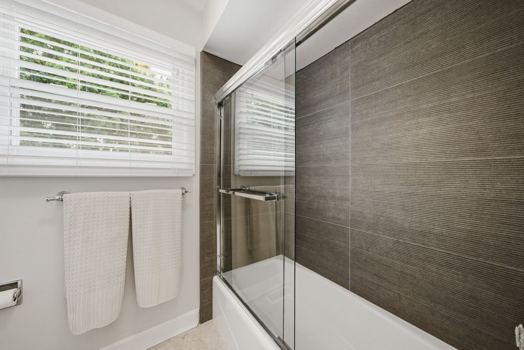 Image 42 of property listing at 877 N Dovington Drive, Hoffman Estates, IL 60169