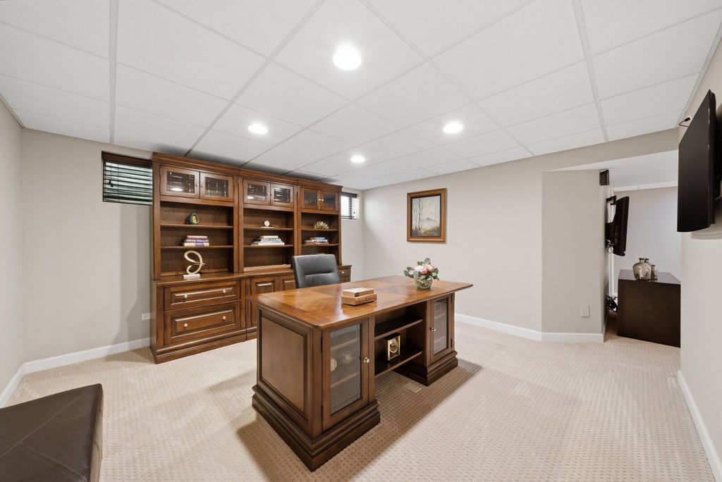 Image 44 of property listing at 877 N Dovington Drive, Hoffman Estates, IL 60169