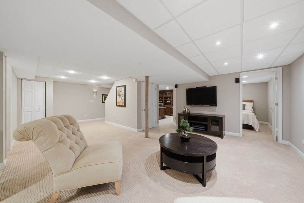 Image 49 of property listing at 877 N Dovington Drive, Hoffman Estates, IL 60169